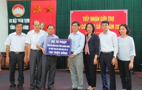 Thứ trưởng Nguyễn Khánh Ngọc thăm, tặng quà vùng tâm bão Quảng Bình