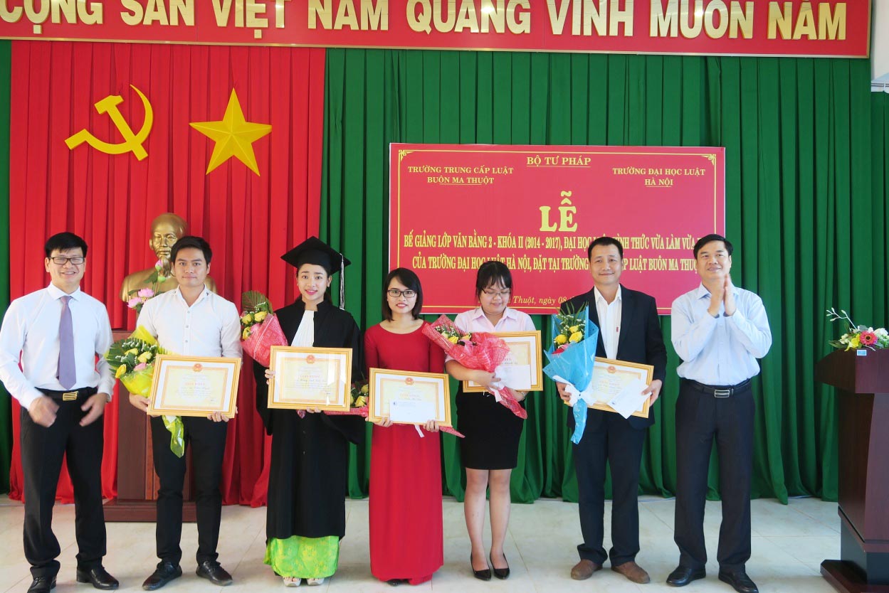 ĐH Luật Hà Nội tổ chức Bế giảng Lớp ĐH luật VB 2, khóa II mở tại TC Luật Buôn Ma Thuột