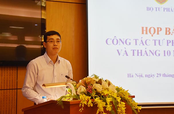 Các đại biểu chúc mừng kỷ niệm 10 năm Ngày thành lập Vụ Các vấn đề chung về xây dựng pháp luật