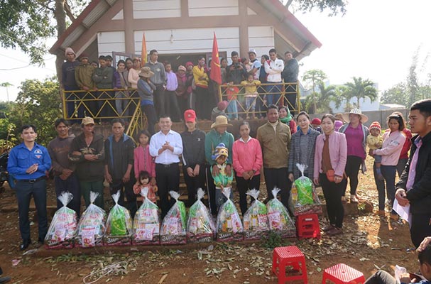 Trường Trung cấp Luật Buôn Ma Thuột tổ chức thăm và tặng quà Tết cho người nghèo, gia đình chính sách năm 2018