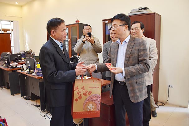 Bộ Tư pháp tặng quà CBCCVC có hoàn cảnh khó khăn, gia đình chính sách Tết Mậu Tuất 2018