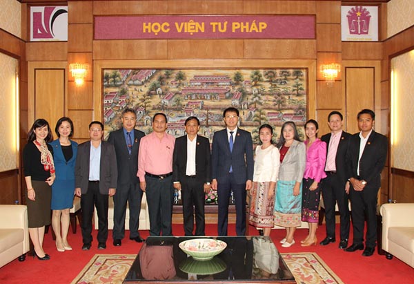Giám đốc Học viện Tư pháp tiếp Thứ trưởng Bộ Tư pháp Lào Bunsavat Boupha