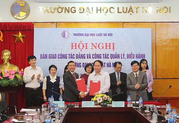 Bàn giao công tác lãnh đạo Trường Đại học Luật Hà Nội