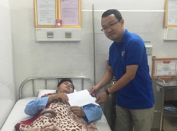 Đoàn Thanh niên Bộ Tư pháp thăm hỏi hiệp sĩ bị thương