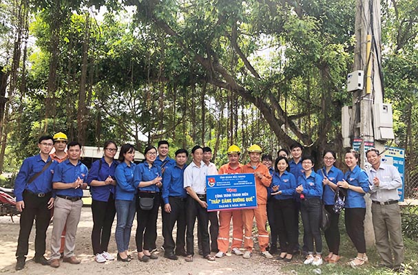 Đoàn viên chi đoàn Vụ Tổ chức cán bộ - Tổng cục THADS với chương trình “thắp sáng đường quê”