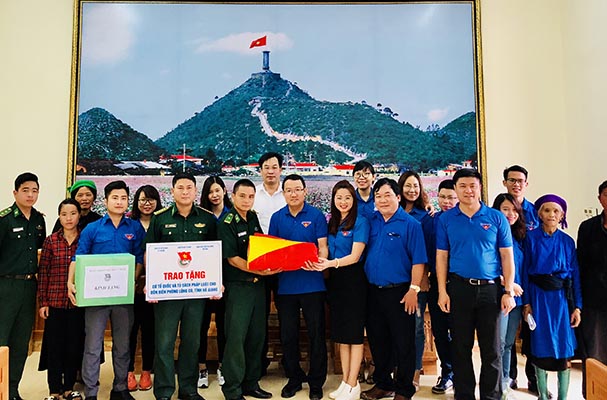 Thăm, tặng quà tại Đồn biên phòng Lũng Cú và dâng hương tại Nghĩa trang liệt sỹ Quốc gia Vị Xuyên