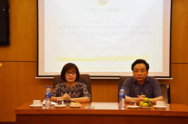 Bồi dưỡng kiến thức kiểm tra, giám sát Đảng và bảo vệ chính trị nội bộ