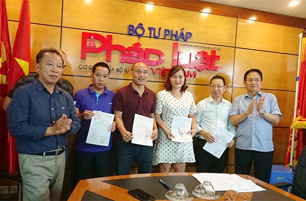 Trao thẻ cho 5 Đảng viên Báo Pháp luật Việt Nam