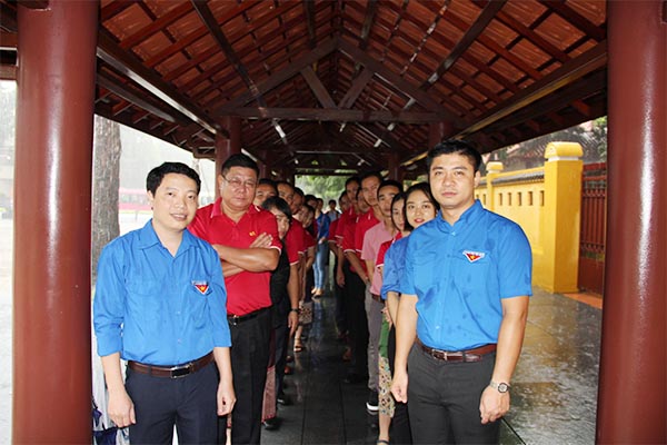 Đoàn Thanh niên Bộ và Học viện Tư pháp vào Lăng viếng Bác
