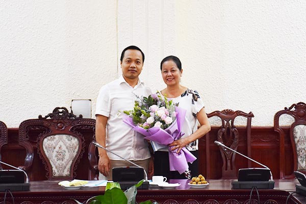 Bộ Tư pháp trao Quyết định nghỉ hưu cho cán bộ Văn phòng Bộ