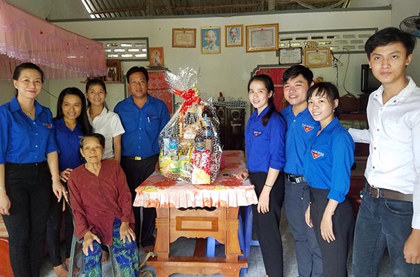 Tuổi trẻ Trung cấp luật Vị Thanh tri ân các cựu chiến binh, Mẹ Việt Nam anh hùng nhân ngày 27/7/2018