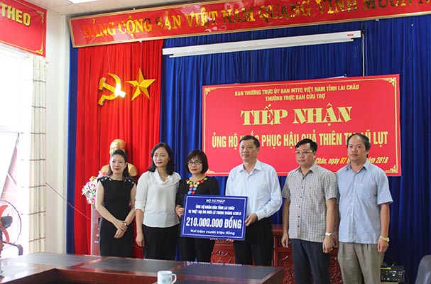 Bộ Tư pháp thăm và tặng quà đồng bào bị ảnh hưởng bởi thảm họa mưa, lũ tại Lai Châu