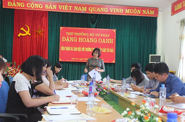 Thứ Trưởng Đặng Hoàng Oanh thăm và làm việc với  Trường Trung cấp Luật Tây Bắc