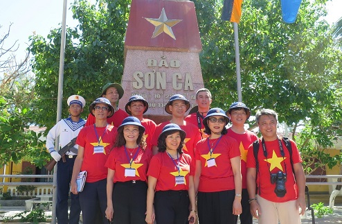 Đoàn công tác Bộ Tư pháp thăm, làm việc và tặng quà cán bộ, chiến sỹ, nhân dân quần đảo Trường Sa