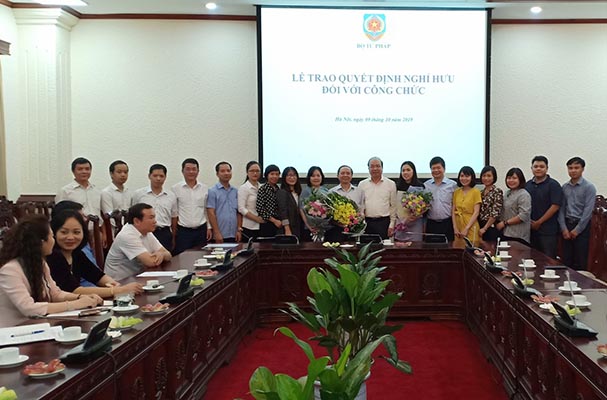 Trao Quyết định nghỉ hưu cho Phó Tổng Biên tập Tạp chí Dân chủ và Pháp luật