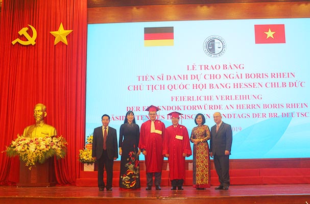 Trao tặng bằng Tiến sĩ danh dự cho Chủ tịch Quốc hội Bang Hessen, CHLB Đức