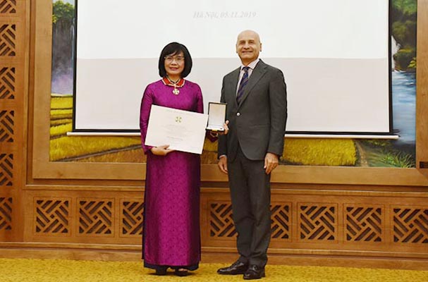 Trao tặng Huân chương Công trạng của Tổng thống nước Cộng hòa Italia cho Thứ trưởng Bộ Tư pháp Đặng Hoàng Oanh