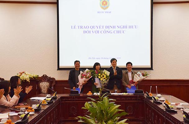 Nhiều cảm xúc trong buổi lễ trao quyết định nghỉ hưu cho các cán bộ tư pháp