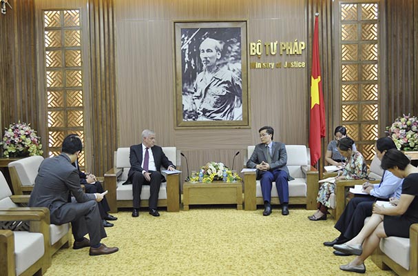 Trưởng Đại diện và điều phối viên Khu vực Đông Nam Á của UNHCR làm việc tại Bộ Tư pháp