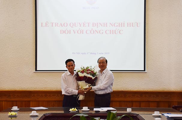 Thứ trưởng Phan Chí Hiếu trao Quyết định nghỉ hưu cho cán bộ