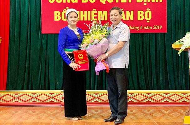 Trao quyết định về việc bổ nhiệm Giám đốc Sở Tư pháp tỉnh Hòa Bình