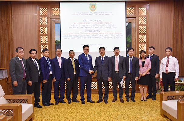 Bộ trưởng Bộ Tư pháp Lê Thành Long tiếp Đại sứ Đặc mệnh toàn quyền Vương quốc Campuchia