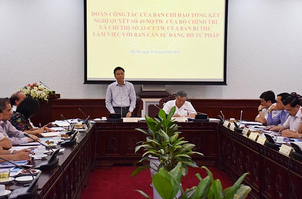 Đề nghị xây dựng Nghị quyết Trung ương về công tác xây dựng và tổ chức thi hành pháp luật