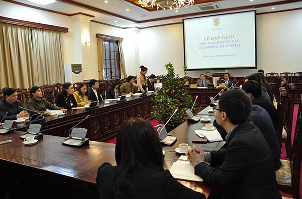 Lãnh đạo Bộ bàn giao công tác phụ trách một số lĩnh vực 