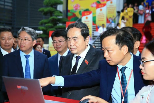 Chủ tịch Quốc hội, Phó Thủ tướng và Bộ trưởng Bộ Tư pháp trải nghiệm AI Pháp luật