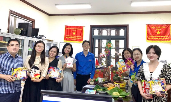 Chi đoàn Cục KTVB&QLXLVPHC tổ chức gửi tặng quà Trung thu cho con công chức thuộc Cục
