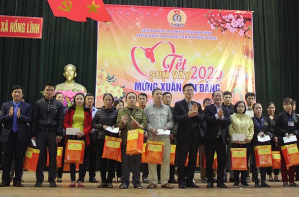 Bộ trưởng Lê Thành Long trao quà Tết cho công nhân, viên chức tại Hà Tĩnh
