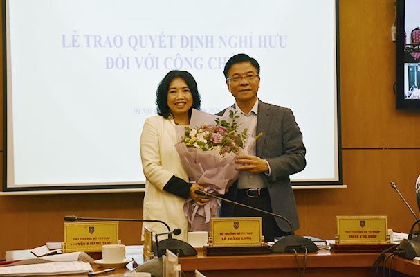 Bộ Tư pháp trao Quyết định nghỉ hưu cho nguyên Cục trưởng Cục Bổ trợ Tư pháp