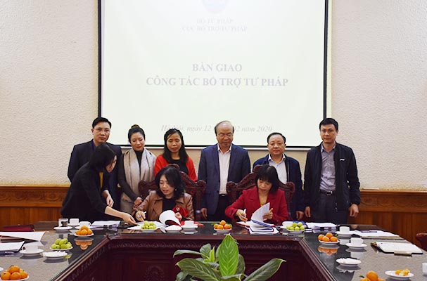 Thứ trưởng Phan Chí Hiếu dự buổi bàn giao công tác bổ trợ tư pháp
