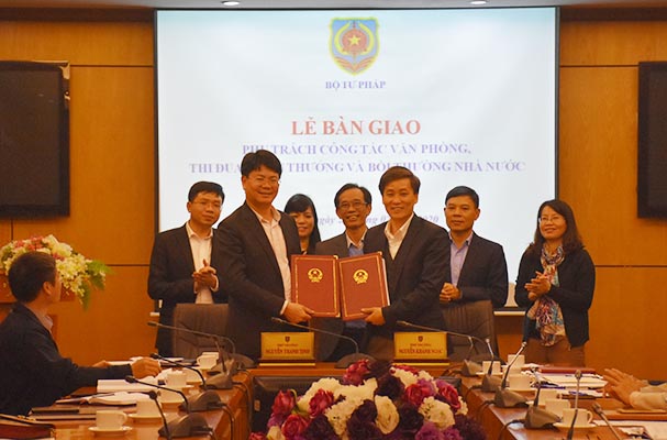 Thứ trưởng Nguyễn Thanh Tịnh nhận bàn giao công tác văn phòng, thi đua - khen thưởng, bồi thường nhà nước