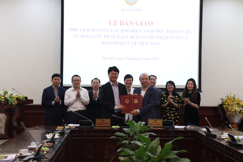 Bàn giao công tác phụ trách giữa Thứ trưởng Phan Chí Hiếu và Thứ trưởng Nguyễn Thanh Tịnh