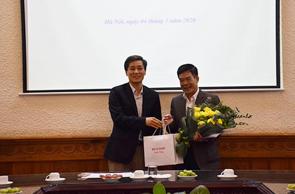 Trao quyết định nghỉ hưu cho ông Ngô Ngọc Thành, nguyên Phó Giám đốc Trung tâm Lý lịch Tư pháp quốc gia