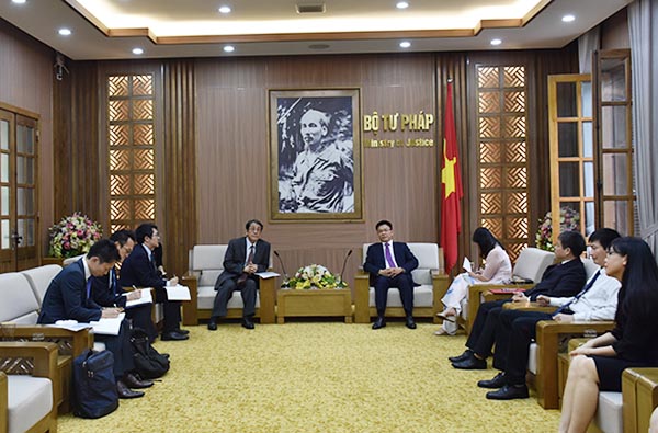 Trao tặng kỷ niệm chương “Vì sự nghiệp Tư pháp” cho Đại sứ đặc mệnh toàn quyền Nhật Bản tại Việt Nam