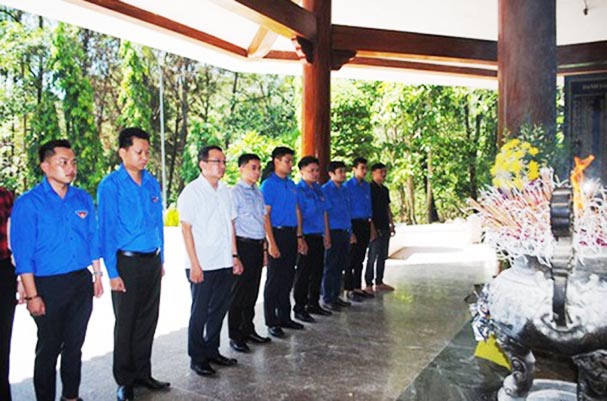 Đoàn Thanh niên Bộ Tư pháp dâng hương tưởng niệm tại Ngã ba Đồng Lộc và trao quà cho hộ nghèo ở huyện Can Lộc