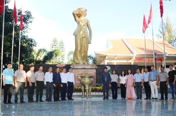 Lãnh đạo Bộ Tư Pháp dâng hương, tri ân các anh hùng liệt sĩ