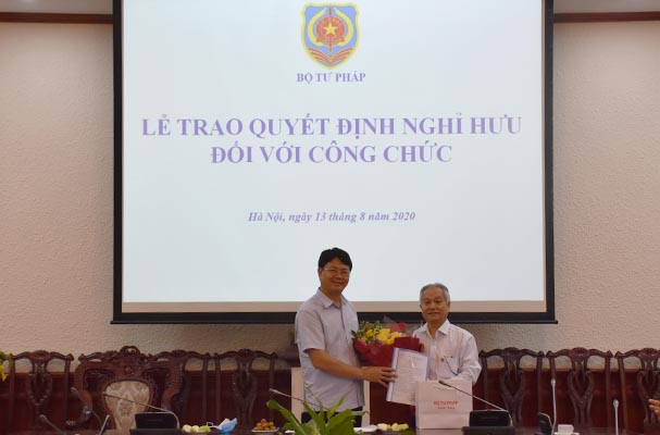 Trao Quyết định nghỉ hưu cho công chức Văn phòng Bộ