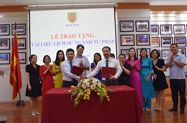 Lễ trao tặng tài liệu lịch sử ngành Tư pháp