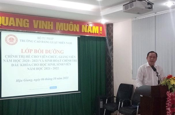 Trường Cao đẳng Luật miền Nam tổ chức bồi dưỡng chính trị hè và sinh hoạt chính trị đầu khóa