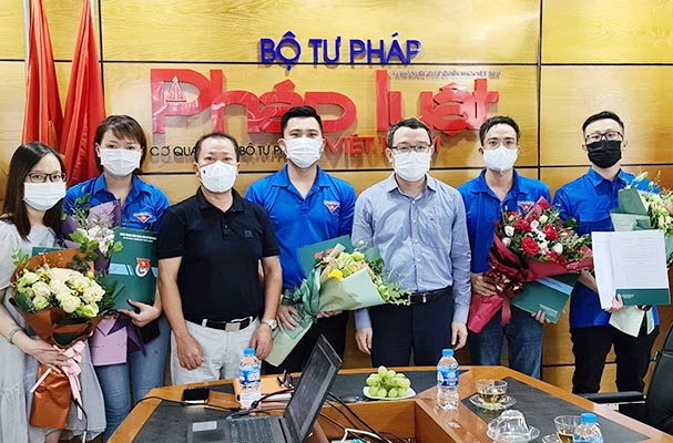 Trao Quyết định nâng cấp Đoàn cơ sở Báo Pháp luật Việt Nam