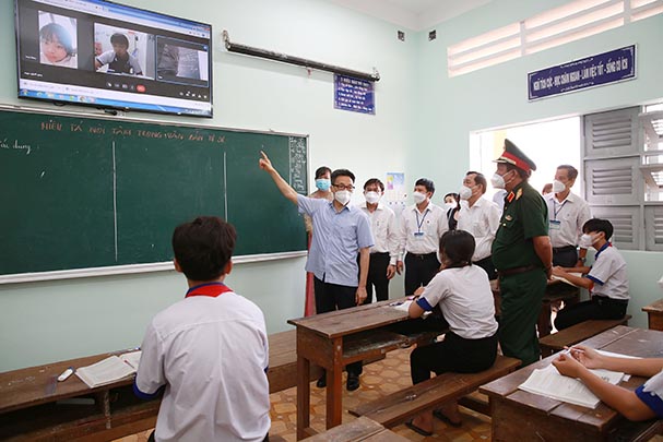Phó Thủ tướng Vũ Đức Đam thăm, động viên thầy trò vùng dịch Tiền Giang