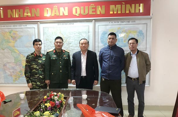 ​Ban Chỉ huy quân sự BTP thăm và tặng quà công chức tham gia huấn luyện dự bị động viên năm 2021