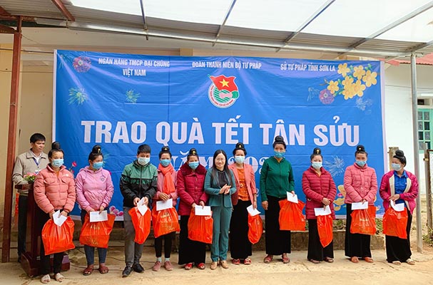 Đoàn Thanh niên Bộ Tư pháp chia sẻ cùng người dân vùng cao dịp “Tết đến - Xuân về”