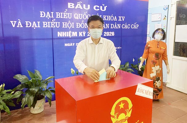 Bộ trưởng Bộ Tư pháp Lê Thành Long bầu cử tại khu vực bỏ phiếu số 4, phường Giảng Võ