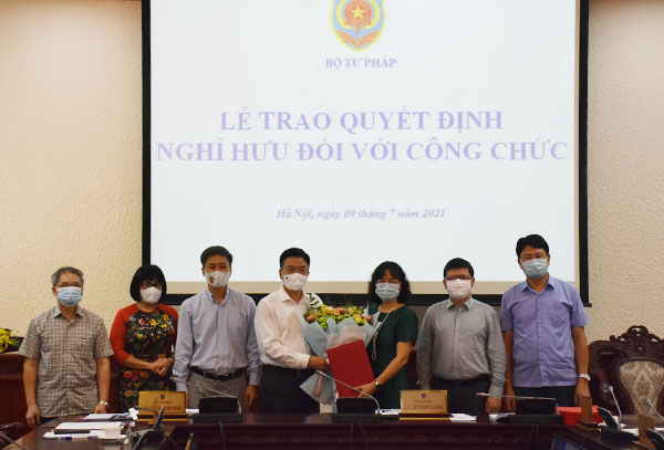 Bộ Tư pháp: Trao Quyết định nghỉ hưu và Quyết định bổ nhiệm lãnh đạo cấp Vụ