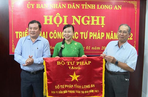 Sở Tư pháp Long An được nhận cờ thi đua của Bộ Tư pháp