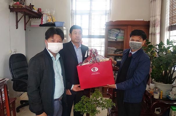 Sở Tư pháp Thái Bình: Trao quà Tết Nguyên đán tại xã Đông La